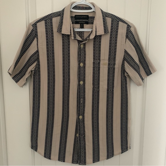 Banana Republic Other - Men’s Banana Republic shirt sleeved textured resort shirt, xs, beige and black